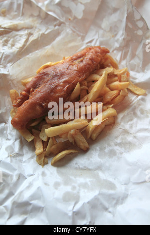 Pesce e Patatine ancora in foglio su cui sono avvolti in quando ordinate come take away, Gran Bretagna, Regno Unito. Foto Stock