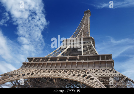 La Torre Eiffel dal basso verso l'alto. Parigi, Francia. Foto Stock