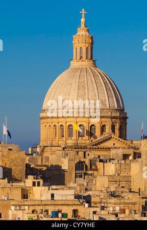 La cupola della chiesa carmelitana a La Valletta, Malta Foto Stock