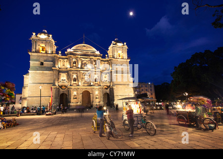 I fornitori di parlare di fronte alla cattedrale di Oaxaca, Messico in una notte di luna. Foto Stock