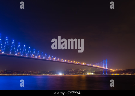 Ponte sul Bosforo in notturna a Istanbul, Turchia Foto Stock
