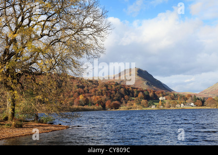 Grasmere Lake e il villaggio al di sotto della Rupe Helm, Lake District inglese, REGNO UNITO Foto Stock