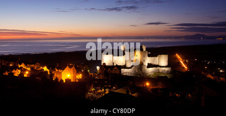 Harlech Castle al crepuscolo con Cardigan Bay e la penisola di Llŷn sullo sfondo parco Nazionale di Snowdonia Gwynedd North Wales UK Foto Stock