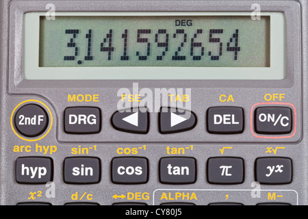 Il numero pi sul display della calcolatrice scientifica con funzioni matematiche close up Foto Stock