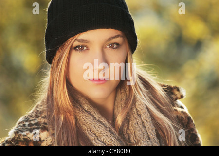 Elegante adolescente che indossa un cappello invernale. Foto Stock