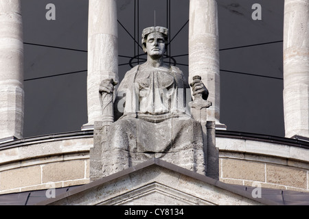 Justitia, Lady giustizia, seduta sul suo trono al di sopra del portale della Suprema Corte anseatica di Amburgo, Germania. Foto Stock
