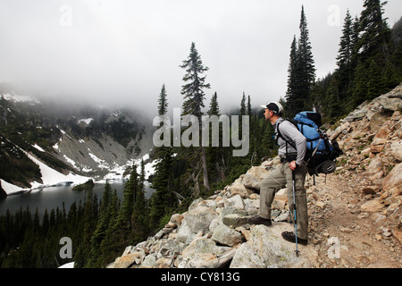 Zaino in spalla sul sentiero a Maple Pass, North Cascades, Washington, Stati Uniti d'America Foto Stock