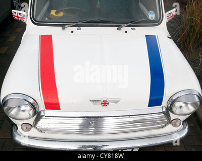 Una storica 1993 white BMC Mini 1275 automobile decorata con bandiere unione Foto Stock