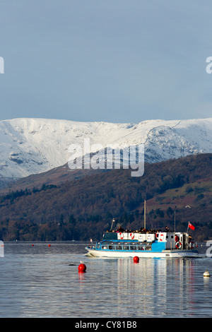 Lago di Windermere nel freddo inverno di neve sul fells -hills - Parco Nazionale del Distretto dei Laghi Foto Stock