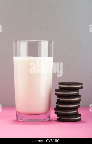 Un bicchiere di latte e Oreo Cookie Foto Stock