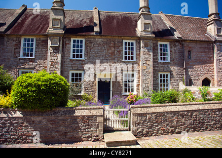 La porta anteriore di una casa del vicario vicino (la più antica strada abitata in Europa), Pozzi, Somerset, Inghilterra, Regno Unito Foto Stock