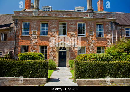 La porta anteriore di una casa del vicario vicino (la più antica strada abitata in Europa), Pozzi, Somerset, Inghilterra, Regno Unito Foto Stock