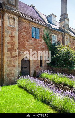 La porta anteriore di una casa del vicario vicino (la più antica strada abitata in Europa), Pozzi, Somerset, Inghilterra, Regno Unito Foto Stock