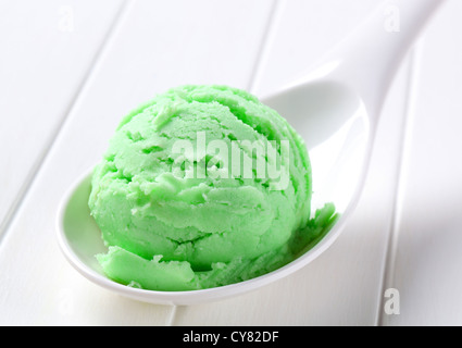 Scoop di verde ice cream su un cucchiaio Foto Stock