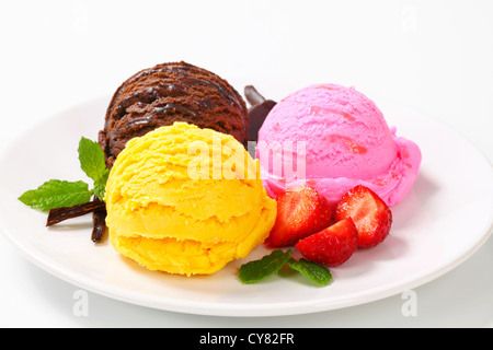 Tre palline di gelato con gusti diversi Foto Stock