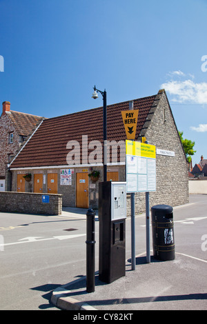 Una Pay & Display della macchina pubblica e toilette per disabili in un parcheggio in pozzetti, Somerset, Inghilterra, Regno Unito Foto Stock