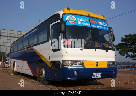 Il vietnamita express bus sull'autostrada 279 Tay Trang Vietnam del nord Foto Stock