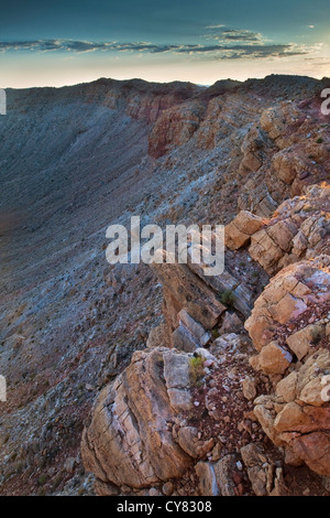 Rocce sul bordo del cratere a Meteor Crater, noto anche come Barrenger cratere, vicino a Winslow, Arizona Foto Stock