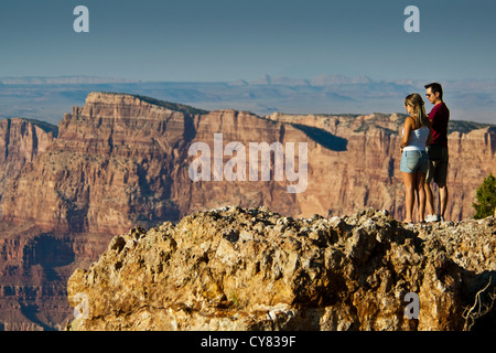 I turisti che si affaccia su scogliere a Lipan Point, South Rim, il Parco Nazionale del Grand Canyon, Arizona Foto Stock
