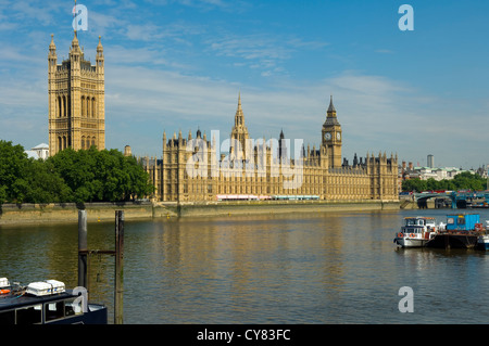 La mattina presto vista la Casa del Parlamento e il fiume Tamigi da Lambeth Pier, London, Regno Unito Foto Stock