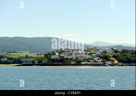 La città di Castropol iis dominato dalla torre e la guglia della chiesa, Parroquia de Santiago Apóstol. Asturias, Spagna. Foto Stock