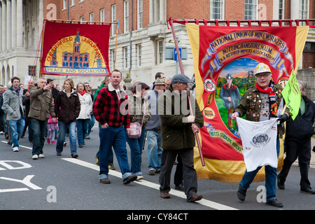 Giorno di maggio i sindacati Parade a Chesterfield Town Hall, Chesterfield, Derbyshire, England, Regno Unito Foto Stock