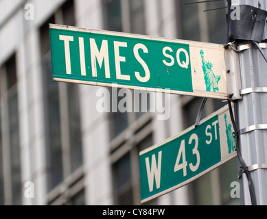 Via segni sull'angolo di Times Square e West 43rd Street a Manhattan, New York Foto Stock