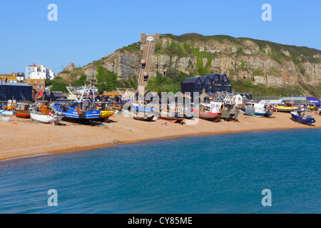Barche di pescatori sulla spiaggia di Hastings East Sussex England Regno Unito GB Foto Stock