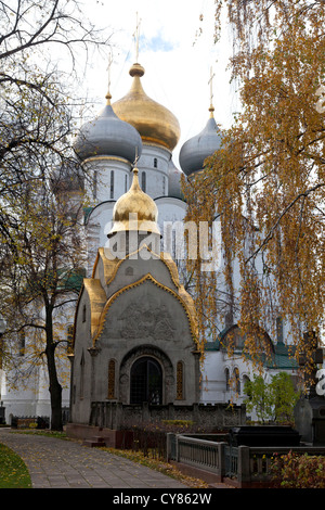 Cappella presso il Convento Novodevichy, con la Cattedrale di Nostra Signora di Smolensk dietro, Mosca Foto Stock