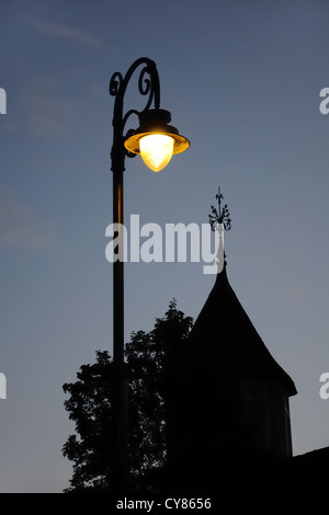 Ornati di illuminazione stradale e silhouette di edificio a Glasgow, in zona west end nelle vicinanze dell'Università di Glasgow. Foto Stock
