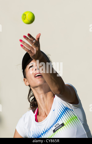 Tsvetana Pironkova che serve Foto Stock