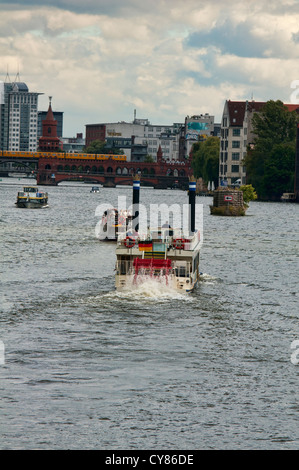 Racchetta gita in barca sul fiume Sprea a Berlino, Germania Foto Stock