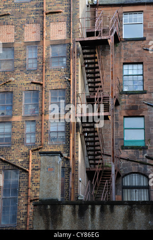 Acciaio esterni scale antincendio su un edificio di Govan, Glasgow, Scotland, Regno Unito Foto Stock