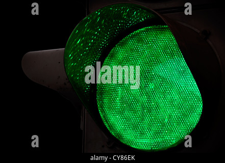 Il semaforo verde closeup foto sopra lo sfondo nero Foto Stock