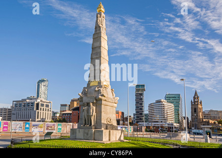 La marina mercantile ingegneri un monumento a Liverpool pierhead. È comunemente noto come il Titanic memorial. Foto Stock