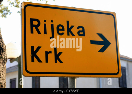 Il giallo e il nero strada croato segno rivolto verso destra a Rijeka e Krk Foto Stock