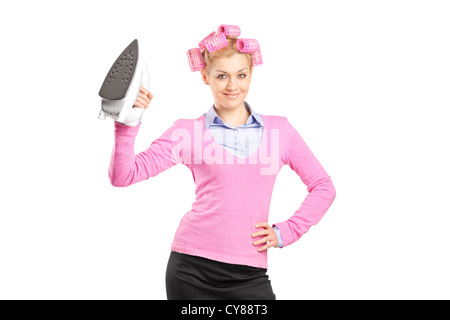 Sorridente giovane donna in possesso di un ferro da stiro isolati su sfondo bianco Foto Stock