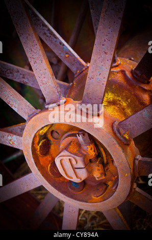 Ruota su un vintage trattore John Deere sul ranch nel Wyoming orientale Foto Stock