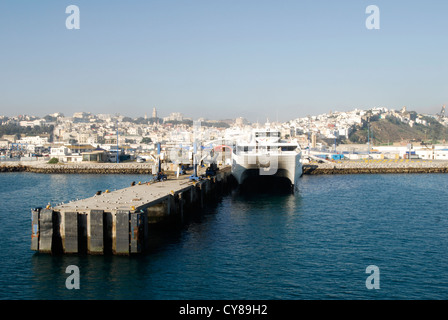 Il porto di Tangeri, Marocco che mostra la città vecchia in background Foto Stock