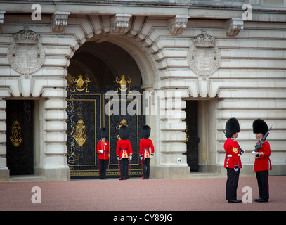Il cambio della Guardia a Buckingham Palace a Londra Foto Stock