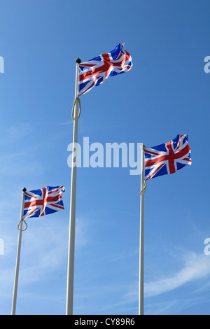 Tre Union Jack sventolano le bandiere in forte vento. Worthing, West Sussex, in Inghilterra, Regno Unito Foto Stock