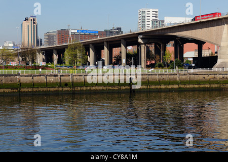 Guardando a nord attraverso il fiume Clyde verso la passerella Anderson Quay e l'elevato Kingston Bridge Approach, Glasgow centro città, Scozia, Regno Unito Foto Stock