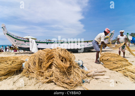 Ritratto orizzontale di pescatori mantenendo le loro reti sulla spiaggia di Kovalam, Kerala. Foto Stock