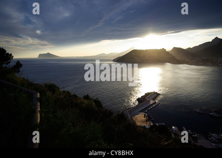 Il tramonto visto da Calpe Rock (Peñón de Ifach), la Spagna che si affaccia sulla baia verso Altea e Benidorm Foto Stock