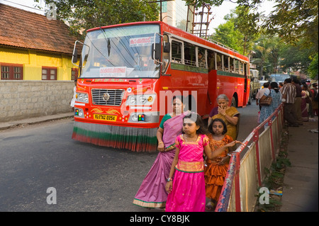 Streetscene orizzontale di una strada trafficata in Kerala. Foto Stock