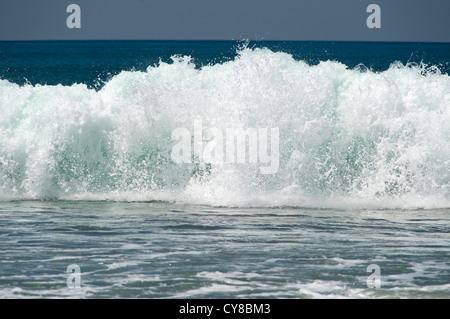 Chiudere orizzontale di un'onda di schiantarsi sulla spiaggia di Kovalam, India. Foto Stock