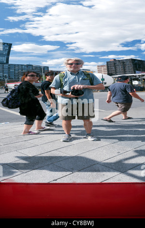 Autoritratto di un fotografo in un riflesso distorto . Foto Stock