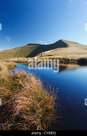 Pen y Fan & Corn Du da vicino a Tommy Jones' Obelisco. Parco Nazionale di Brecon Beacons, Powys, Wales, Regno Unito. Foto Stock