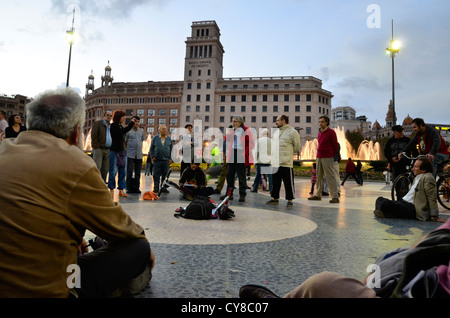 Il gruppo 15M indignados prima di sciopero generale in una domenica sera in Plaça Catalunya Foto Stock