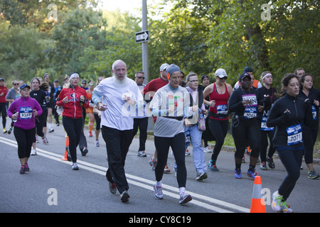 Rock and Roll 10K eseguire nel Prospect Park, con rock band per tutta la corsa per incoraggiare la gente a rimanere il corso. Brooklyn, NY Foto Stock